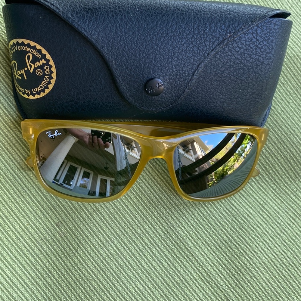 Ray Bans Rv 4181 gold with mirrored lenses. Comes with case.